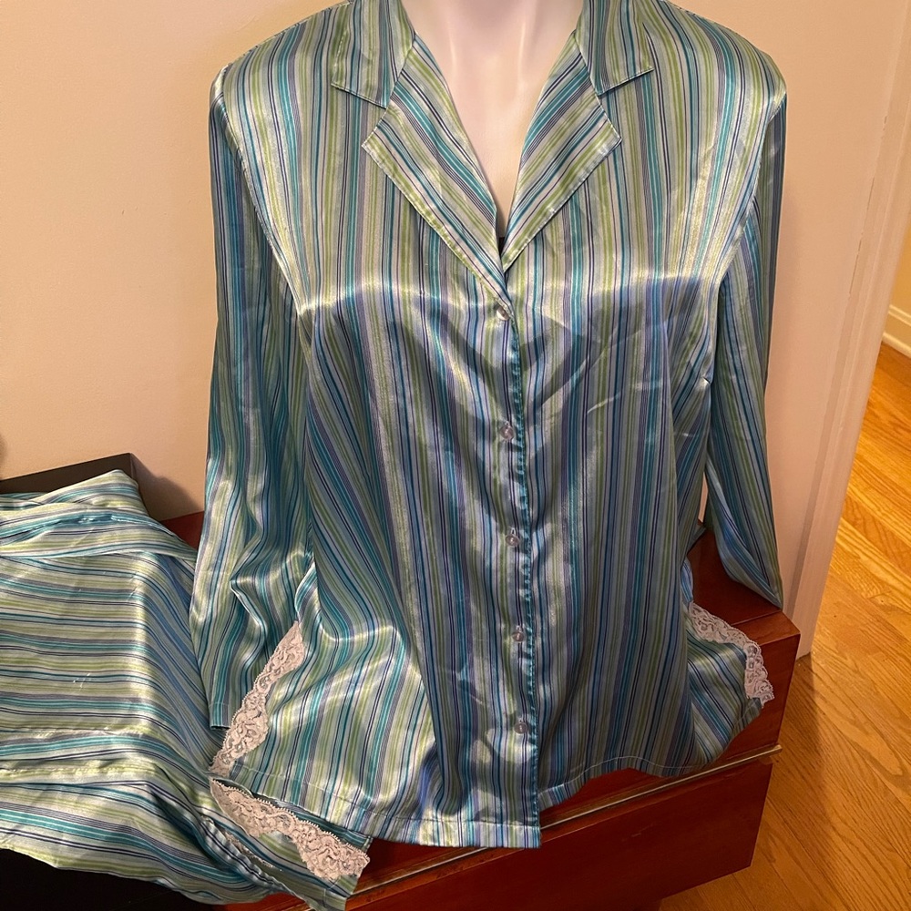 Chanteuse Satin Two-Piece Pajama Set Size L